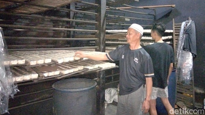 Produsen tempe kedelai di Kota Magelang harus mengurangi volume karena harga kedelai dan plastik naik di Menowo, Kedungsari, Kecamatan Magelang Utara, Selasa (7/4/2026).