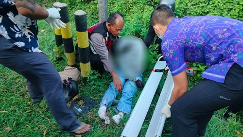 Proses evakuasi korban kecelakaan tunggal di Jalan Denpasar-Gilimanuk, tepatnya di wilayah Kelurahan Gilimanuk, Kecamatan Melaya, Jembrana, Bali, Selasa (7/4/2026). (Foto: Dok. Polres Jembrana)