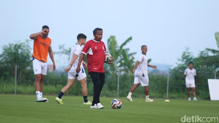 PSIS harus menghadapi tantangan tambahan. Dua pemain pilar, Dani Ibrohim dan Delvin Rumbino, dipastikan absen akibat akumulasi kartu kuning.