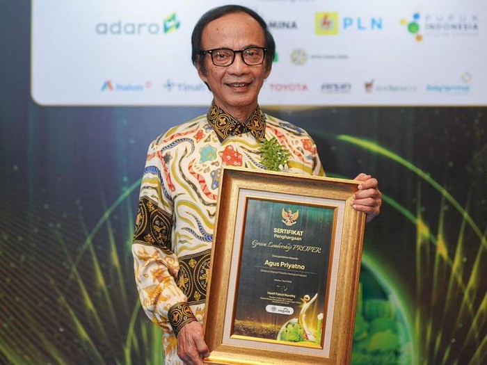 PT Kaltim Methanol Industri (KMI) merupakan salah satu perusahaan dengan standar keberlanjutan terbaik di Indonesia. Sebagai buktinya, PT KMI meraih penghargaan PROPER Emas tahun 2025 dari Kementerian Lingkungan Hidup (KLH).