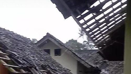 Sejumlah bangunan milik warga di Banjar Sesandan Dangin Yeh, Desa Sesandan, rusak, Selasa (7/4/2026) sore.