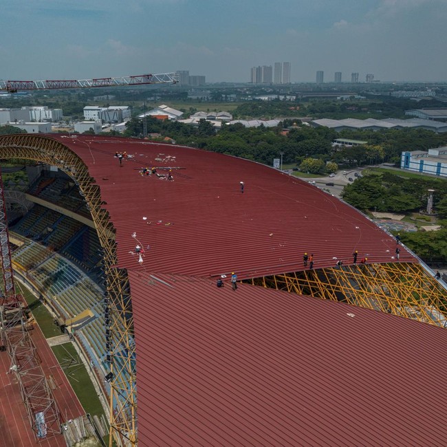 Rehabilitasi Stadion Wibawa Mukti Dikebut Pascaputing Beliung