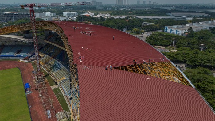 Foto udara pekerja menyelesaikan rehabilitasi Stadion Wibawa Mukti di Cikarang, Kabupaten Bekasi, Jawa Barat, Selasa (7/4/2026). Kementerian Pekerjaan Umum (PU) merehabilitasi stadion yang rusak dihantam angin puting beliung pada Oktober 2024, dengan dana sebesar Rp40 miliar sebagai upaya memulihkan fungsi sarana olahraga dan ditargetkan selesai pada September 2026. ANTARA FOTO/Darryl Ramadhan/nym.