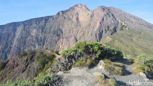 Penampakan puncak selatan Gunung Rinjani dari jalur Pelawangan Timbanuh, Lombok Timur. (Foto: Ahmad Viqi/detikBali).