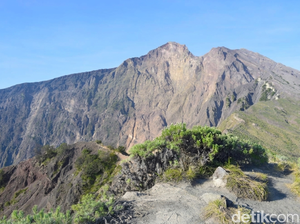 Turis Asing Bawa Drone Saat Mendaki Rinjani, TNGR Siapkan Sanksi Tegas