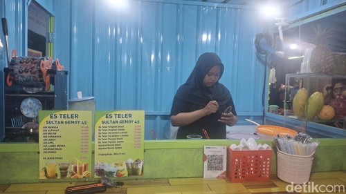 Salah satu pedagang UMKM di Denpasar mengeluhkan harga plastik yang mahal memengaruhi pendapatannya, Senin (6/2/2026).