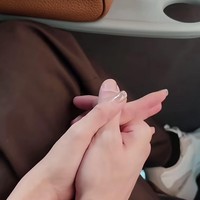Setelah go publik, keduanya kini tampak semakin berani memamerkan kemesraan. Naik bus bersama, Sarwendah mengabadikan momen saat ia dan Giorgio bergandengan tangan. Foto: Instagram/@sarwendah29