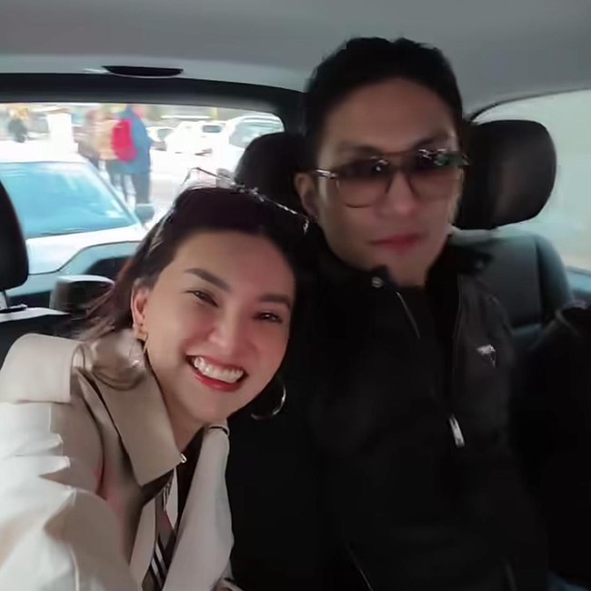 Foto Mesra Sarwendah & Giorgio Antonio di Italia, Gandengan-Saling Tatap