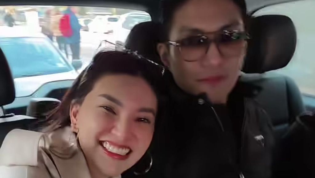 Klarifikasi Pengacara soal Sarwendah dan Giorgio Ajak Anak Live Jualan