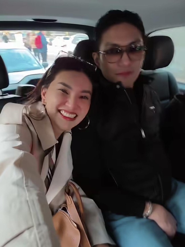 Foto Mesra Sarwendah & Giorgio Antonio di Italia, Gandengan-Saling Tatap