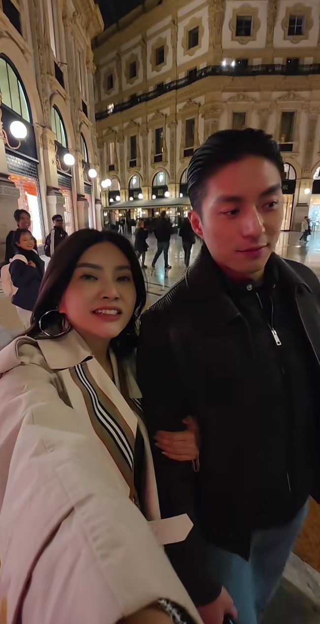 Sarwendah dan Giorgio terlihat makin nempel selama di Italia. Jalan bareng, Sarwendah merangkul lengan kekasihnya tersebut. Foto: Instagram/@sarwendah29
