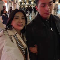 Sarwendah dan Giorgio terlihat makin nempel selama di Italia. Jalan bareng, Sarwendah merangkul lengan kekasihnya tersebut. Foto: Instagram/@sarwendah29