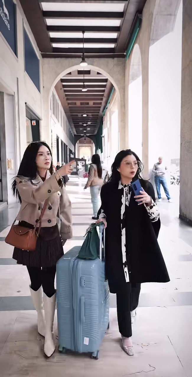 Tak hanya pergi berdua, kakak dan adik Giorgio juga turut bertolak ke Italia. Dalam salah satu video tampak Sarwendah yang memamerkan kedekatannya dengan kakak Giorgio, Cindy. Keduanya asik bikin konten bersama. Foto: Instagram/@sarwendah29