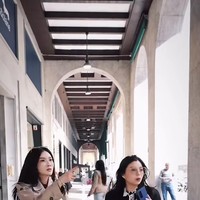 Tak hanya pergi berdua, kakak dan adik Giorgio juga turut bertolak ke Italia. Dalam salah satu video tampak Sarwendah yang memamerkan kedekatannya dengan kakak Giorgio, Cindy. Keduanya asik bikin konten bersama. Foto: Instagram/@sarwendah29
