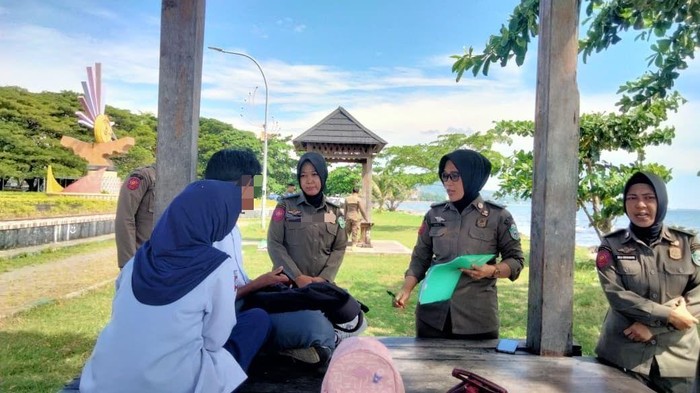 Sejoli pelajar kepergok bolos hingga diduga mesum di area gazebo Taman Mattirotasi, Parepare.