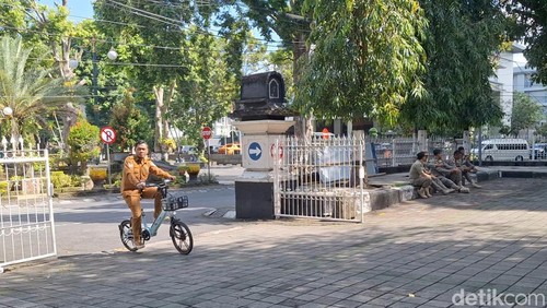 Sejumlah pejabat Pemkot Mataram mulai menggunakan sepeda kayuh ataupun sepeda listrik untuk kegiatan sehari-hari, Senin (6/4/2026). (Foto: Nathea Citra/detikBali)