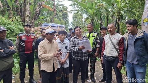 Sejumlah warga menolak pemasangan papan nama lahan milik Pemprov  pada jalur proyek shortcut titik 9 - 10 yang melintasi wilayah Desa Pegayaman, Buleleng,
