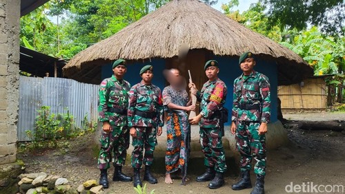 Seorang warga berinial A menyerahkan senpi rakitan kepada Satgas Pamtas RI-RDTL di Desa Manamas, Kecamatan Naibenu, TTU, NTT, Senin (6/4/2026).