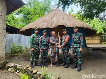 Pria TTU Serahkan Senpi ke Satgas Pamtas RI-Timor Leste