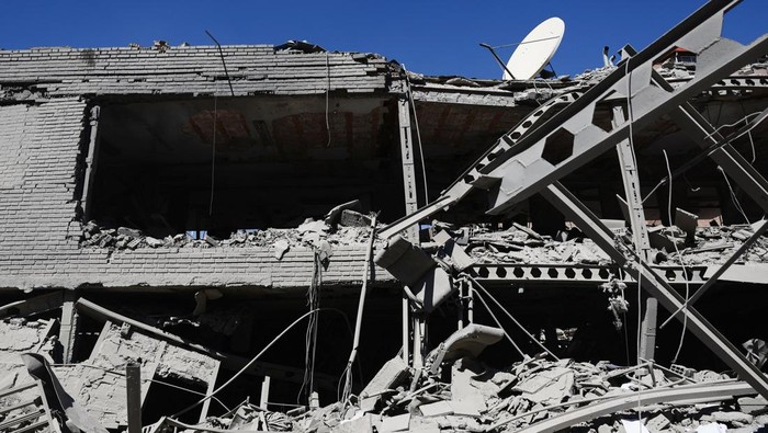 Rubble of a building at Sharif University of Technology, which was damaged in a strike, amid the U.S.-Israeli conflict with Iran, in Tehran, Iran, April 7, 2026. Majid Asgaripour/WANA (West Asia News Agency) via REUTERS ATTENTION EDITORS - THIS PICTU