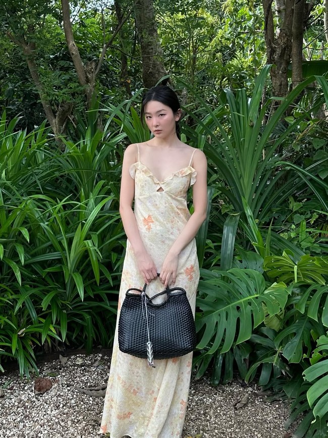 Seulgi Red Velvet kembali ke Bali untuk berlibur. Tahun lalu, ia menyita perhatian dengan gaya ala turis memakai kaos bertuliskan “I Love Bali” bahkan mengipas jagung bakar di pantai. Foto: dok. Instagram @hi_sseulgi