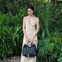 Seulgi Red Velvet kembali ke Bali untuk berlibur. Tahun lalu, ia menyita perhatian dengan gaya ala turis memakai kaos bertuliskan “I Love Bali” bahkan mengipas jagung bakar di pantai. Foto: dok. Instagram @hi_sseulgi