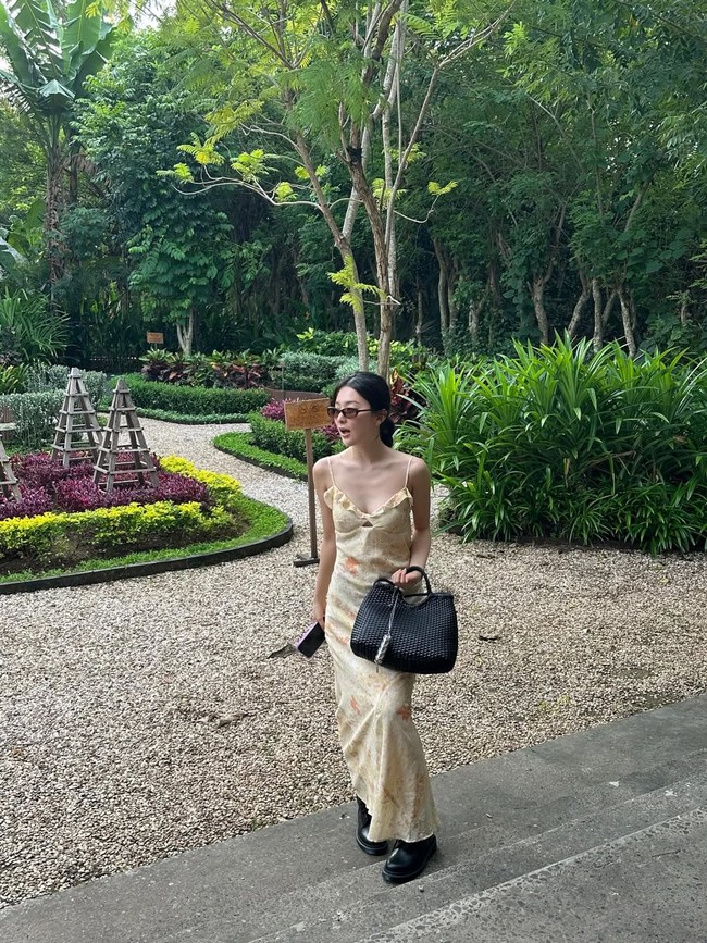 Kini Seulgi Red Velvet mendatangi cafe aesthetic untuk spot foto outfit-nya. Salah satunya gerai Arabica yang terletak di Uluwatu. Foto: dok. Instagram @hi_sseulgi