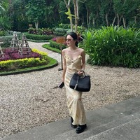 Kini Seulgi Red Velvet mendatangi cafe aesthetic untuk spot foto outfit-nya. Salah satunya gerai Arabica yang terletak di Uluwatu. Foto: dok. Instagram @hi_sseulgi
