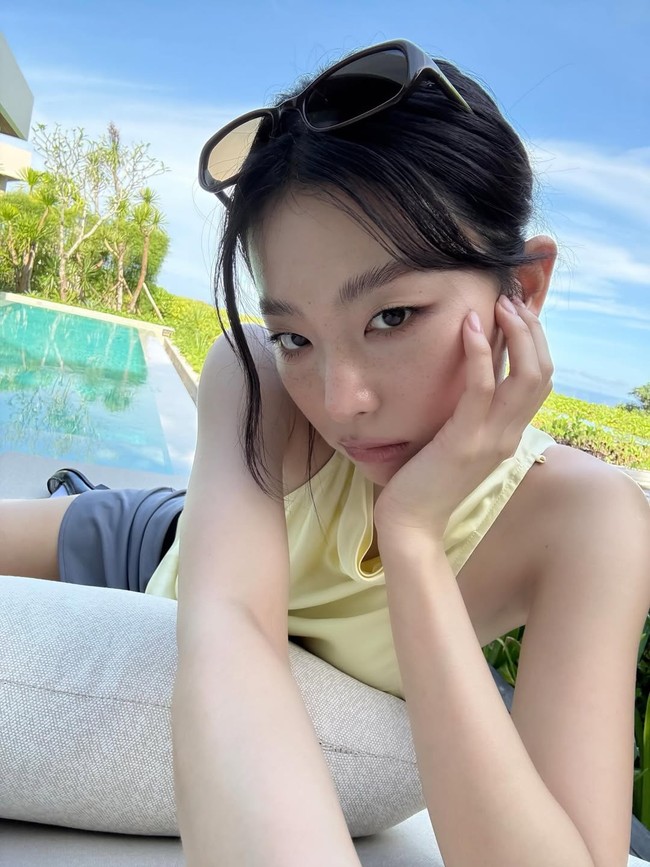 Outfit lainnya tak kalah mencuri perhatian. Seulgi Red Velvet memadukan silk halter top berwarna butter yellow dengan mini skirt abu-abu. Semakin edgy dengan paduan loafers kulit hitam, kaos kaki panjang, dan hand bag serasi. Foto: dok. Instagram @hi_sseulgi