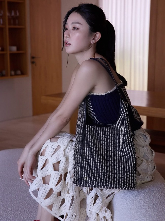 Baru-baru ini, terungkap bahwa Seulgi terbang ke Bali melakukan pemotretan untuk Harper’s Bazaar edisi Mei 2026. Namun, ia tetap menyempatkan waktunya untuk jalan-jalan. Foto: dok. Instagram @hi_sseulgi