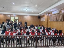 Video Tertunduk Lesu, 19 Penjual Bayi ke Singapura Jalani Sidang Dakwaan