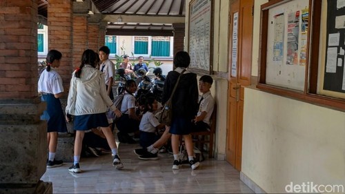 Siswa-siswi SMPN 1 Denpsar menunggu pelaksanaan TKA, Selasa (7/4/2026).