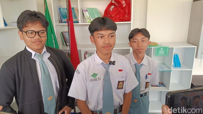 Siswa SMA Boarding Al Irsyad Al Islamiyah Purwokerto, Aflaha Prasetyo (tengah) yang diterima di 10 kampus luar negeri, Selasa (7/4/2026).