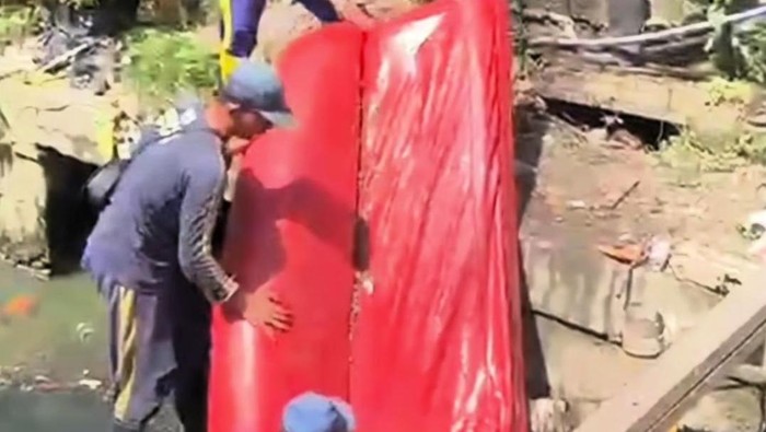 Sofa yang ditemukan di Sungai Sekanak Palembang