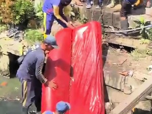 Heboh Ada Sofa Besar Dibuang Sembarangan di Sungai Sekanak Palembang