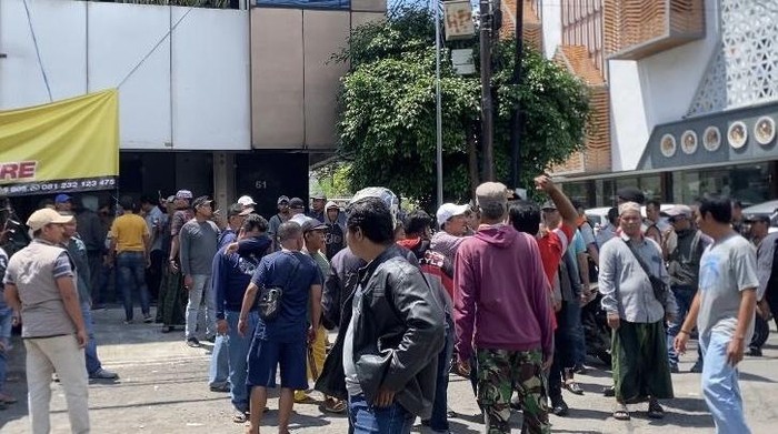 Sosialisasi parkir digital Surabaya diwarnai kericuhan di Manyar Kertoarjo gegara jukir tak terima sistem bagi hasil