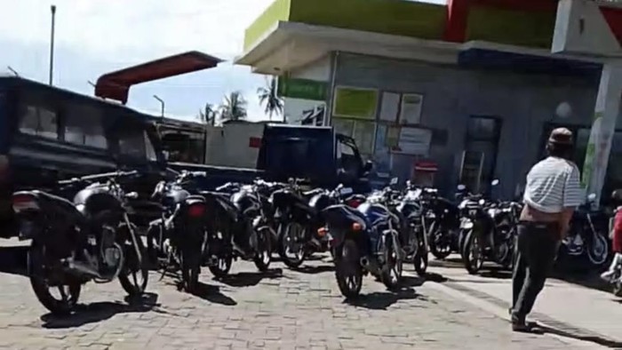 Sejumlah motor Suzuki Thunder antre untuk mengisi bahan bakar minyak (BBM) subsidi di SPBU Bungi, Kabupaten Pinrang.