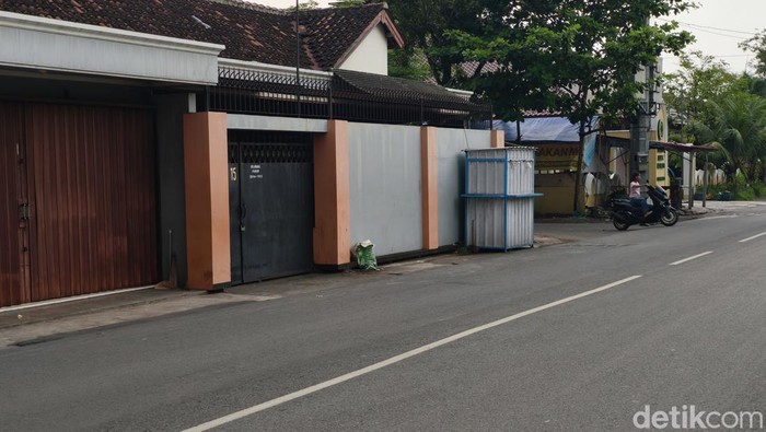 Suasana lokasi pembacokan di jalan Sungai Serang I, tepatnya di depan Gedung IKM, Kelurahan Semanggi, Kecamatan Pasar Kliwon, Kota Solo.