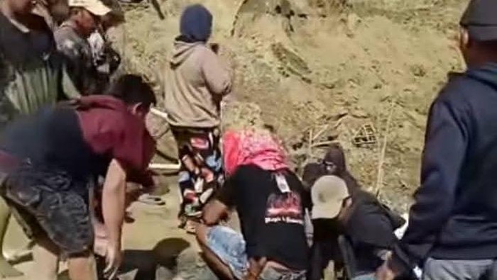 Longsor di tambang emas ilegal Bombana, Sultra, menimpa penambang. Dua selamat, satu tewas, dan satu hilang. Evakuasi masih berlangsung.
