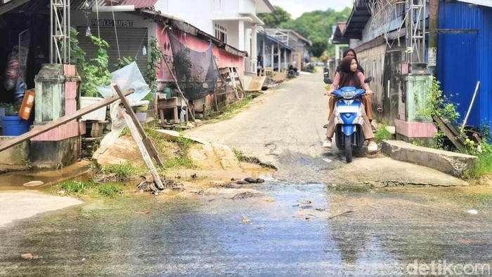 Tampak badan jalan di gapura RT 09 Juata Laut Tarakan mengalami kerusakan parah disertai genangan air yang meluber.