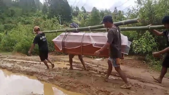 Jenazah seorang warga bernama Kalimbuang (60) di Kabupaten Tana Toraja, Sulawesi Selatan (Sulsel), harus ditandu sejauh 10 kilometer untuk sampai ke rumah duka.