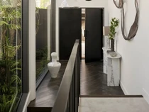 Tangga di Depan Pintu Dilarang dalam Feng Shui, Ini Alasannya