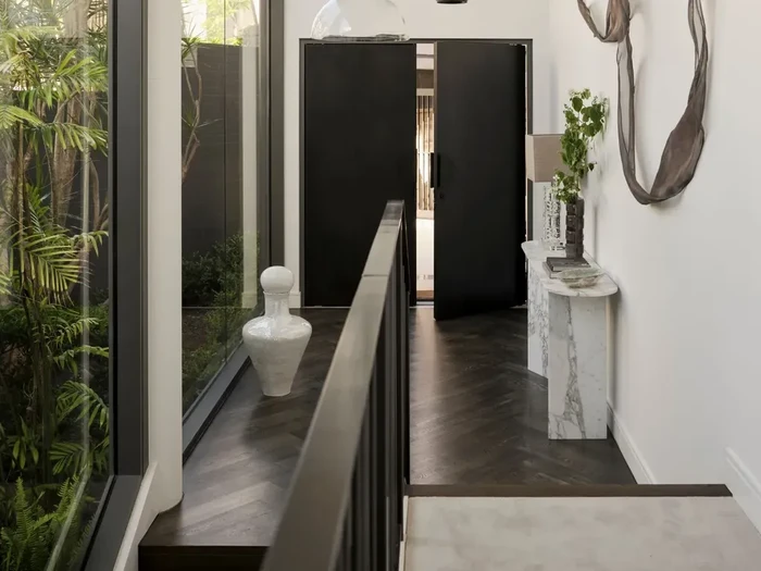 Tangga di depan pintu