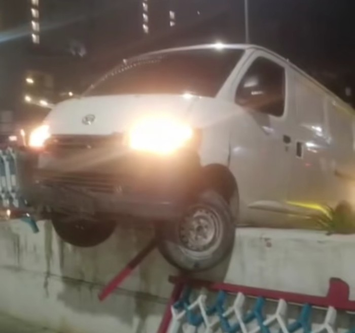 Tangkapan layar saat mobil nyangkut di pagar. (Foto: dok.medsos)