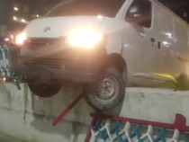 Viral Mobil Tabrak-Nyangkut di Pembatas Underpass Medan