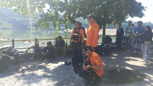 Tim SAR melakukan operasi pencarian pelajar hilang terseret arus di Air Terjun Temburun Nanas, Desa Bukit Tinggi, Kecamatan Gunung Sari, Lombok Barat, Senin (6/4/2026). (Foto: Dok. SAR Mataram)