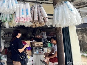 Harga Plastik Melejit, Pedagang di Palembang Menjerit
