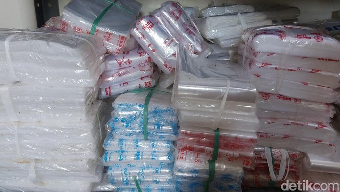 Tumpukan plastik yang kini harganya melonjak.