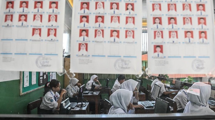Siswa mengerjakan soal ujian Tes Kemampuan Akademik (TKA) Asesmen Nasional Berbasis Komputer di SMP Negeri 61 Jakarta, Jakarta, Selasa (7/4/2026). Kementerian Pendidikan Dasar dan Menengah (Kemendikdasmen) menyelenggarakan TKA Nasional pada jenjang S
