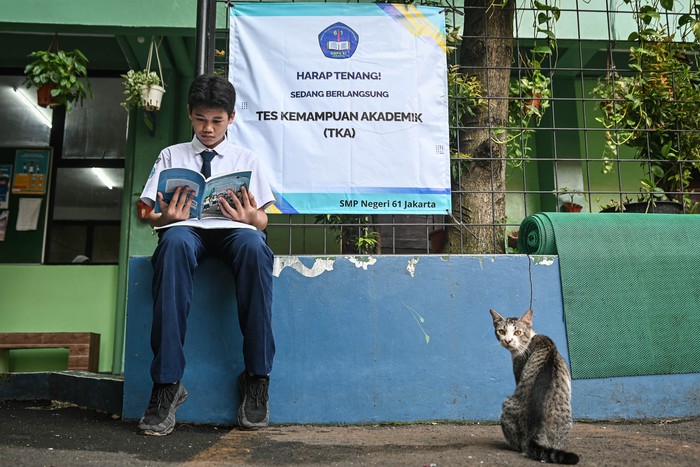 Siswa mengerjakan soal ujian Tes Kemampuan Akademik (TKA) Asesmen Nasional Berbasis Komputer di SMP Negeri 61 Jakarta, Jakarta, Selasa (7/4/2026). Kementerian Pendidikan Dasar dan Menengah (Kemendikdasmen) menyelenggarakan TKA Nasional pada jenjang SD/MI, SMP/MTs, dan SMA/MA/SMK guna memetakan mutu pendidikan, validator Seleksi Nasional Berdasarkan Prestasi (SNBP), serta seleksi masuk ke jenjang pendidikan selanjutnya. ANTARA FOTO/Sulthony Hasanuddin